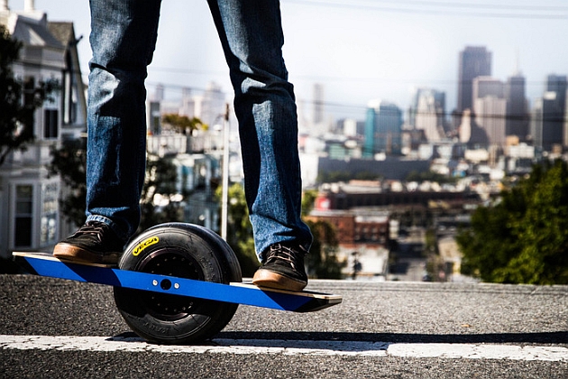 Onewheel is a self-balancing single-wheeled electric skateboard (video)