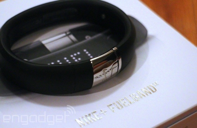 Sur oeste telescopio ocupado Nike launches FuelBand SE Silver Edition, available January 19th for $169  (hands-on) | Engadget