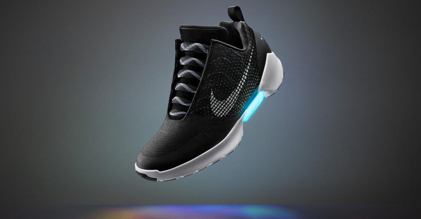 silueta Elemental Pensamiento Nike's self-lacing HyperAdapt shoes cost $720 | Engadget