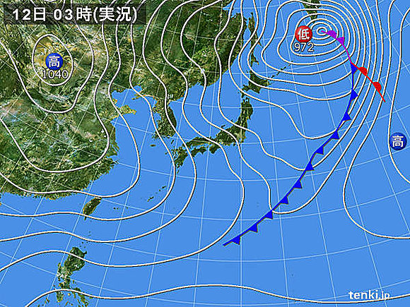 12日、日本付近は気圧の谷や強い寒気の影響を受けるでしょう。先週の大雪の影響が残る北陸を中心に日本海側で大雪となるおそれがあります。交通への影響や屋根から落ちる雪、ナダレにお気をつけ下さい。また、太平洋側でも雪雲の流れ込む所があるでしょう。