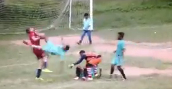 サッカーでそこまでやるか 乱闘中にドロップキックを繰り出す インドの規格外のラフプレー 動画 ガジェット通信 Getnews