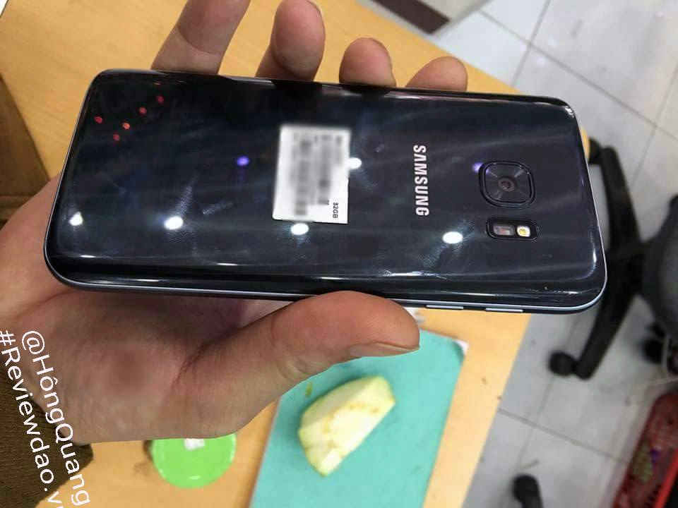 Samsung's Galaxy S7 and S7 Edge say hello in leaked photos
