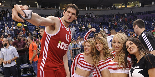 theScore - Boban Marjanović might have the biggest hands