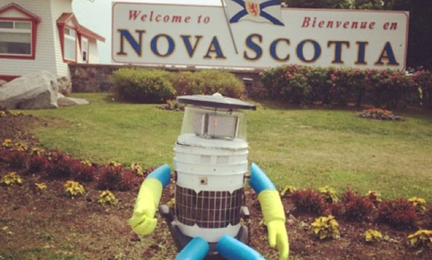 Hitchbot thumbs rides across Canada, makes human friends