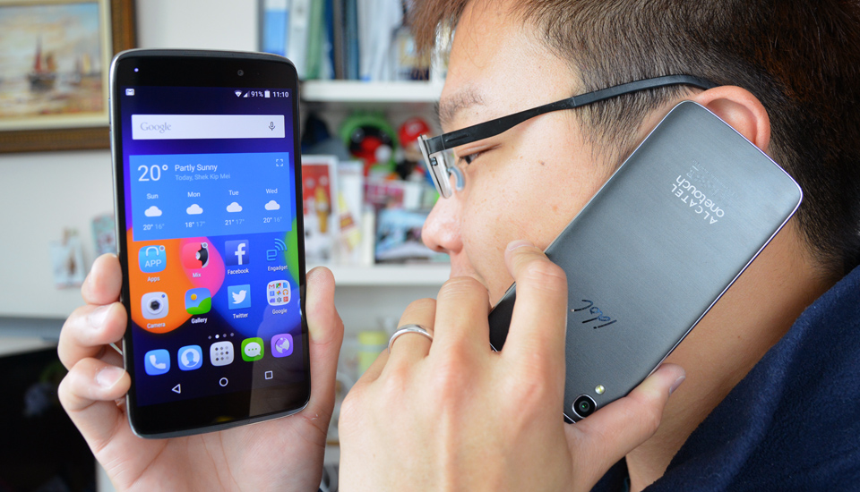 fósil peligroso Tren Alcatel OneTouch Idol 3 can take phone calls even when upside down |  Engadget