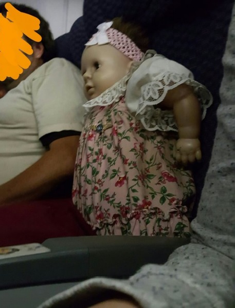 飛行機に乗ったら隣の席に不気味な人形が ある女性がコワすぎる空の旅をツイッターで実況 ガジェット通信 Getnews