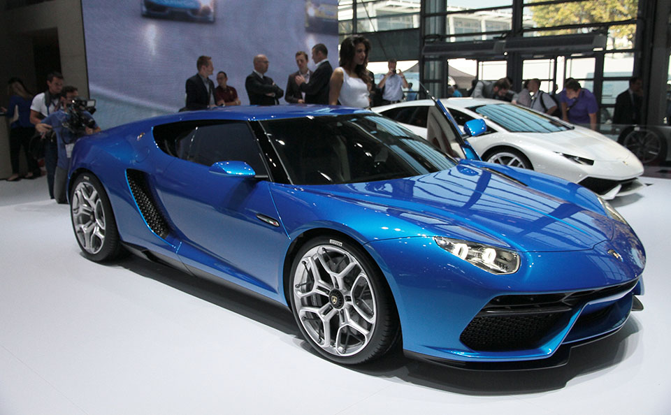 Lamborghini's 910HP plug-in hybrid goes 30 miles on a charge (hands-on) |  Engadget