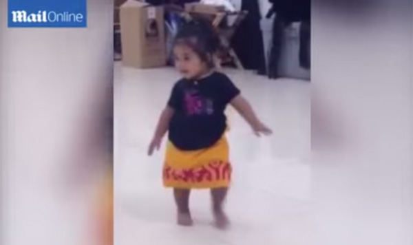 1歳の女の子が見せた天性のダンスセンスが素晴らしすぎるとネット上で話題に ガジェット通信 Getnews