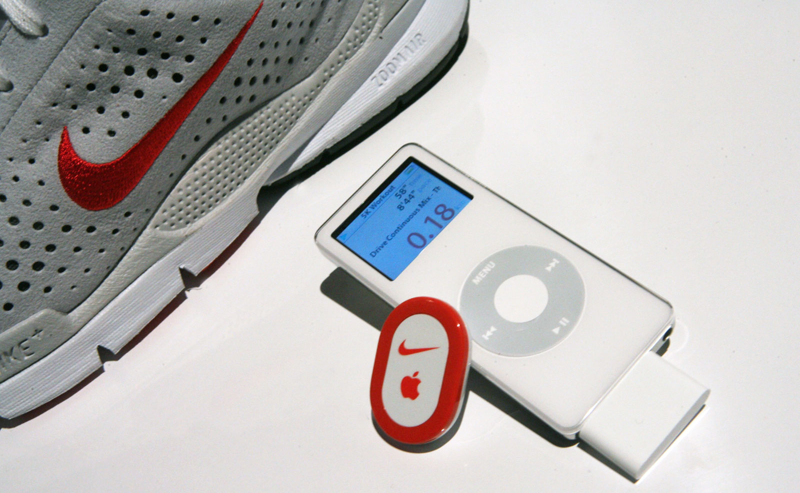 Когда вышли найки. Nike IPOD sensor. Найк + Айпод. Найк коллаборации Эппл. Nike+ кроссовки IPOD.