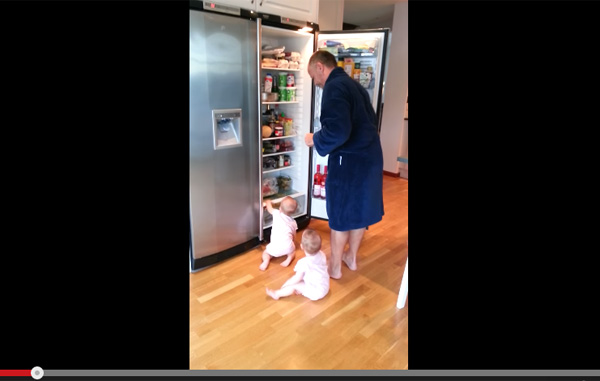 朝食の準備をジャマする双子の赤ちゃん 可愛いすぎて怒れない ガジェット通信 Getnews