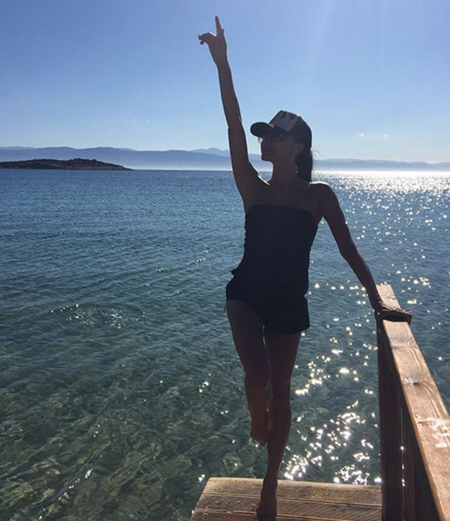 Victoria Beckham soaks up the sunshine on family holiday - AOL UK Travel