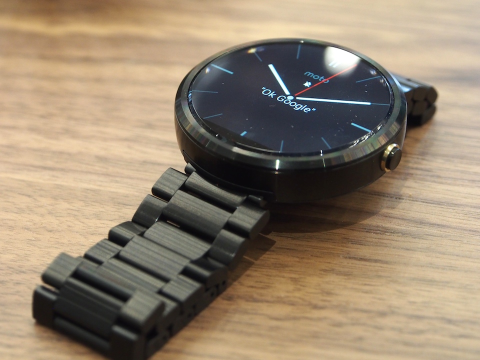 Begyndelsen Praktisk mærkelig Moto 360 smartwatch on sale now for $250, metal bands coming this fall |  Engadget
