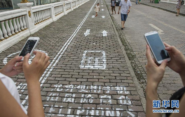 In this Chinese city, phone addicts get their own sidewalk lane