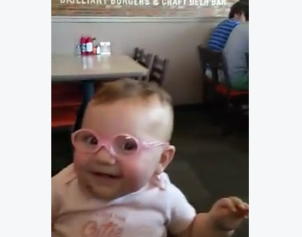 生まれて初めてメガネをかけた赤ちゃんの反応が可愛らしすぎる 動画 ガジェット通信 Getnews
