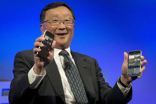 BlackBerry Chief Executive John Chen shows two future models of the new Blackberry Classic smartphone during a launch event for in New York, December 17, 2014.  REUTERS/Brendan McDermid (UNITED STATES - Tags: BUSINESS SCIENCE TECHNOLOGY TELECOMS)