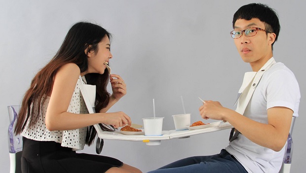 動画 食事に集中せざるを得ない携帯テーブル ナプキンテーブル Engadget 日本版