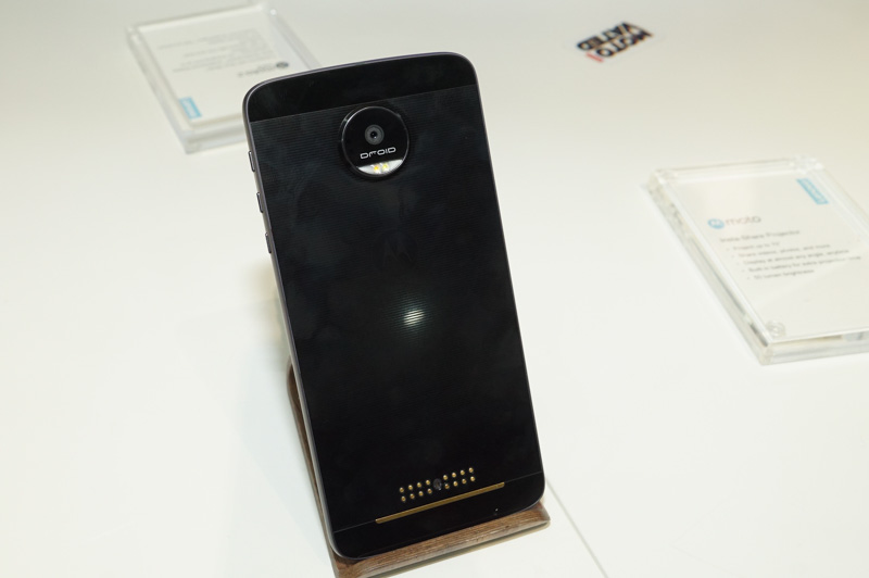 世界最薄 レノボ談 の新スマホ Moto Z 実機を見る 機能拡張カバー Moto Modsには多様な可能性 日本発売も計画中 Engadget 日本版