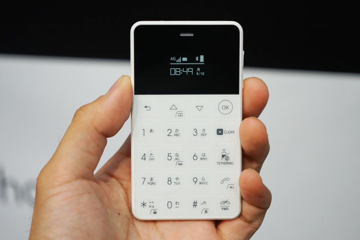名刺サイズの携帯 Nichephone S 4g 9月14日発売 Lteテザリング対応でルーター代わりにも Engadget 日本版