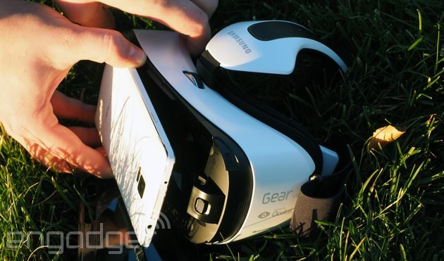Attaching the Note 4 to the Gear VR headset