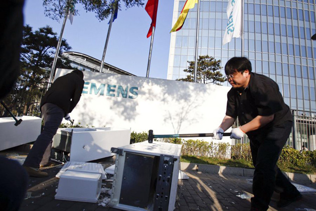 Luo Yonghao smashing a Siemens fridge in a protest outside Siemens' China HQ.