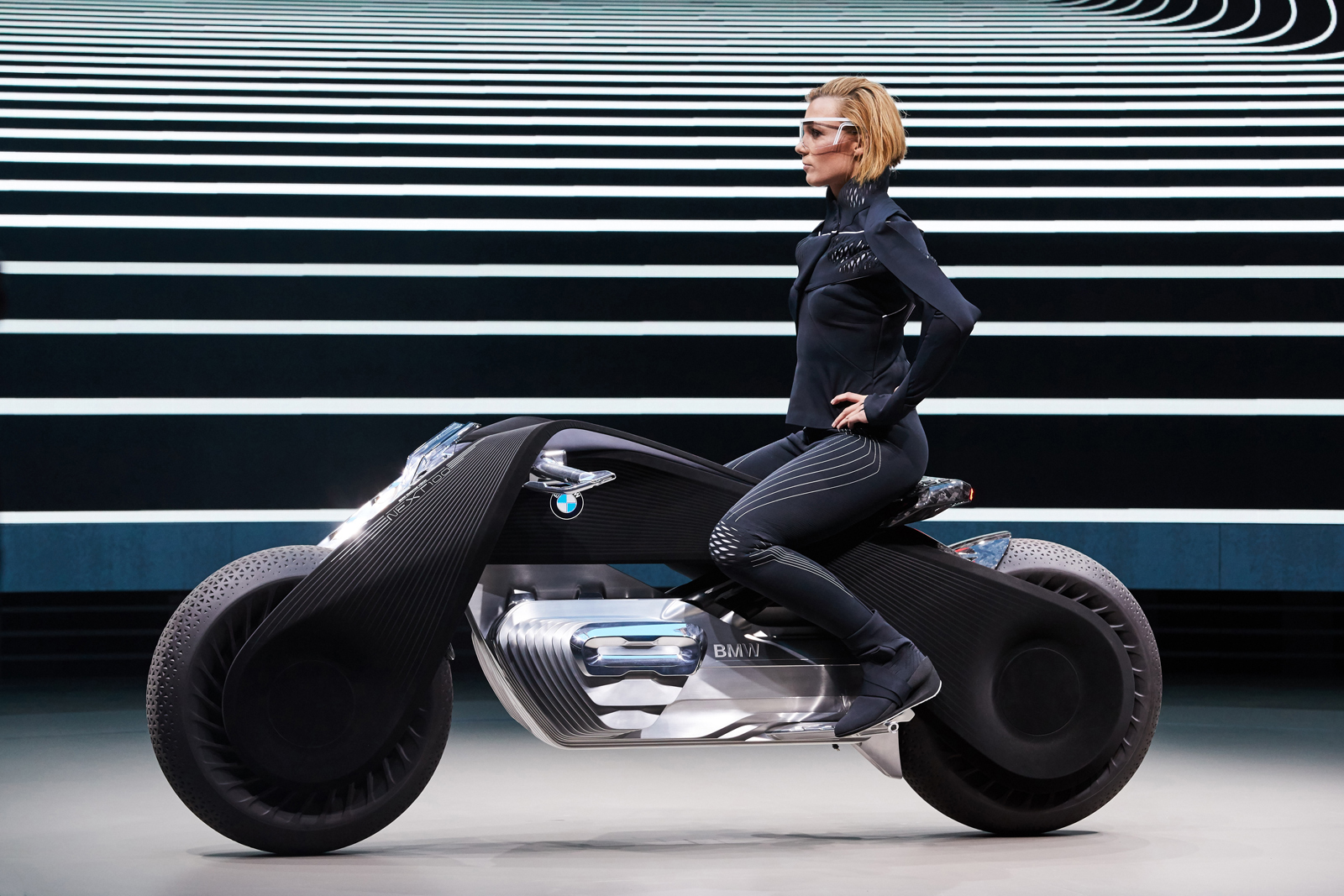 Bmwが提案する未来のバイクvision Next 100 スタンドなしで自立 事故回避機能によりヘルメット不要 Engadget 日本版