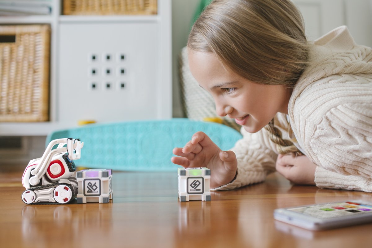 Ai搭載でここまでかわいい 手のひらロボット Cozmo がロボット玩具の概念を変える Engadget 日本版