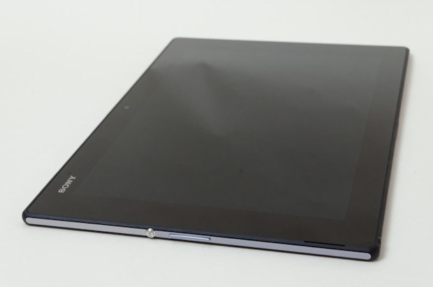 ソニー Xperia Z2 Tabletレビュー 明らかにわかる薄さと軽さ 防水防塵タブレットを Ipad Airと比較 Engadget 日本版