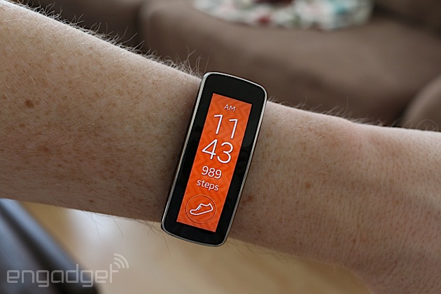 Knorrig snijden credit Samsung Gear Fit review: a messy merger of fitness band and smartwatch |  Engadget
