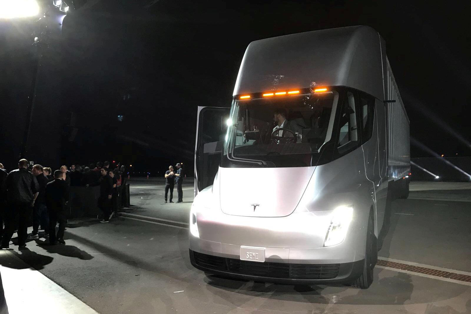 Tesla's new electric semi truck is unveiled during a presentation in Hawthorne, California, U.S., November 16, 2017. REUTERS/Alexandria Sage