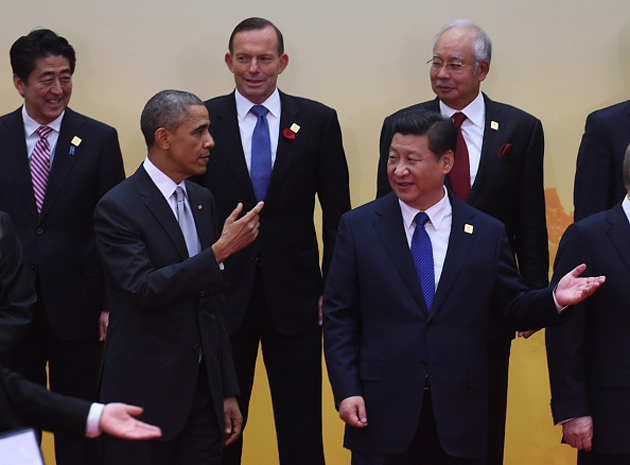 President Obama talks to Chinese President Xi Jenping