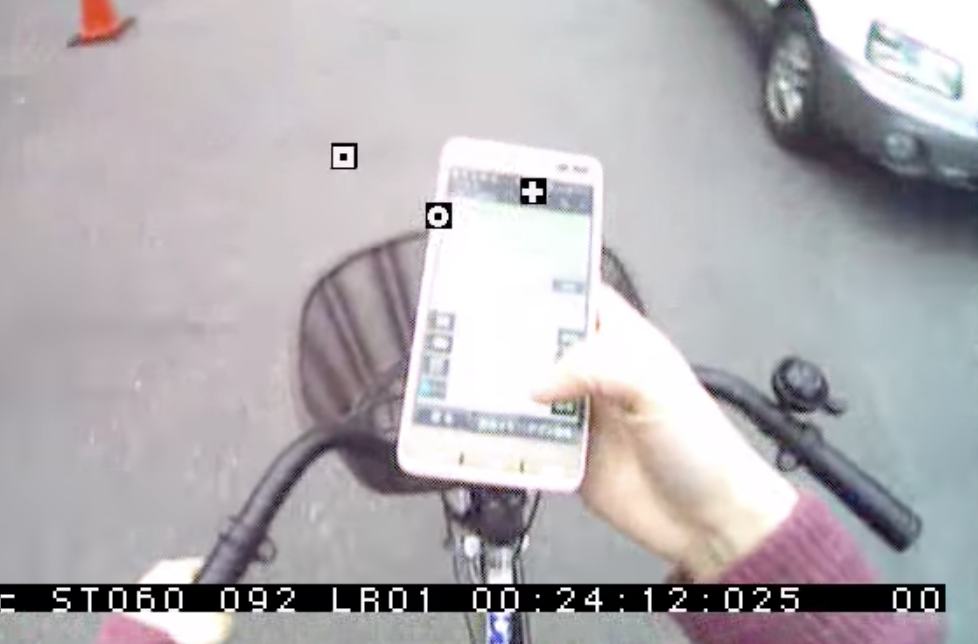 自転車「ながらスマホ」はどれくらい危険？ 実験結果をKDDIなどが公開 