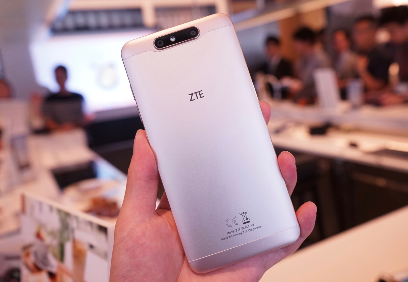 デュアルカメラ搭載で3万円台 高コスパなsimフリースマホ Zte Blade V8 5月25日発売 Engadget 日本版