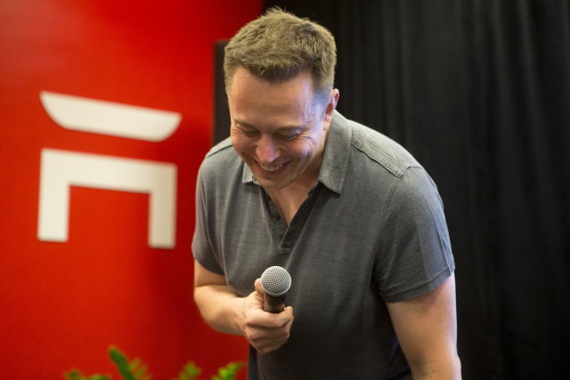 Tesla CEO Elon Musk speaks about new Autopilot features during a Tesla event in Palo Alto, California October 14, 2015. REUTERS/Beck Diefenbach