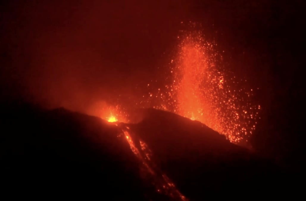 Stromboli eruption: Video shows tourists fleeing as Italian volcano ...