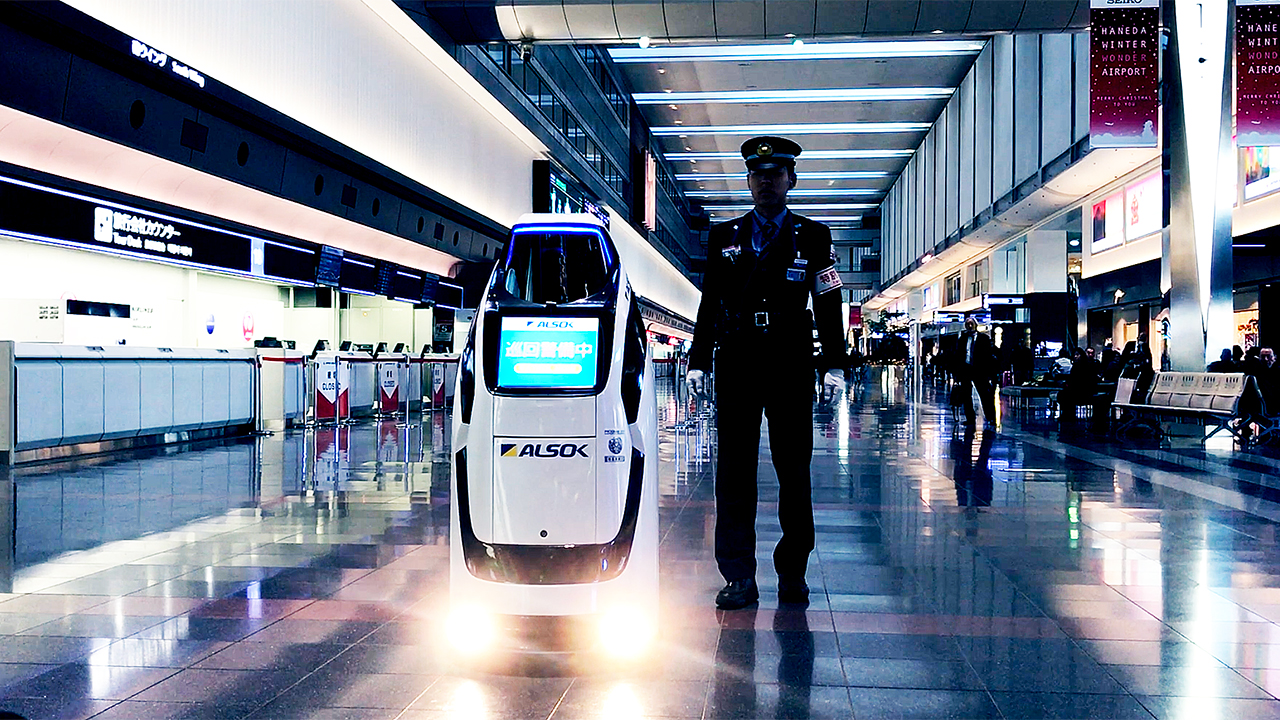 年 空港スタッフがロボットになるかも ロボット警備員など羽田空港で実証実験 動画 Engadget 日本版