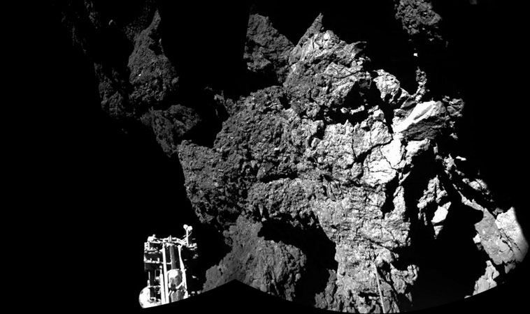 Philae が送信してきた彗星表面の写真