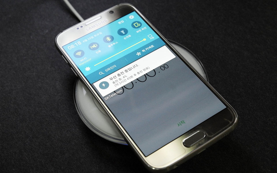 A Galaxy S6 on a wireless charging pad