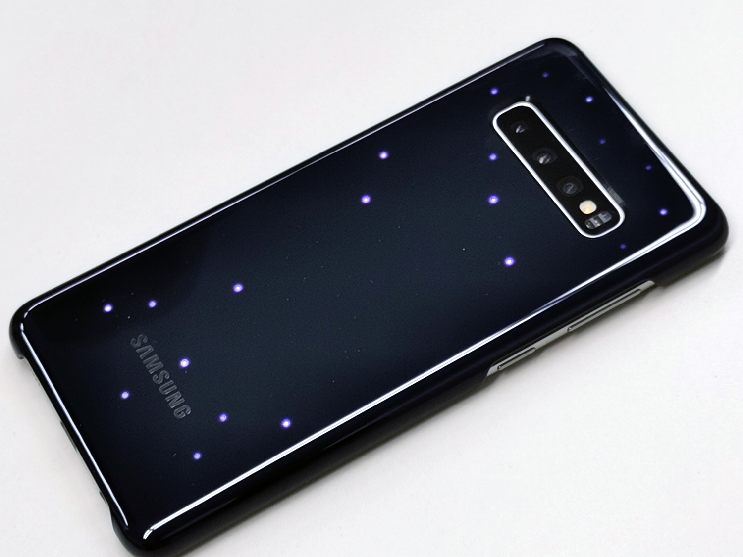 Galaxy S10は背面も光る！純正の「LEDカバー」を試してみた - Engadget 