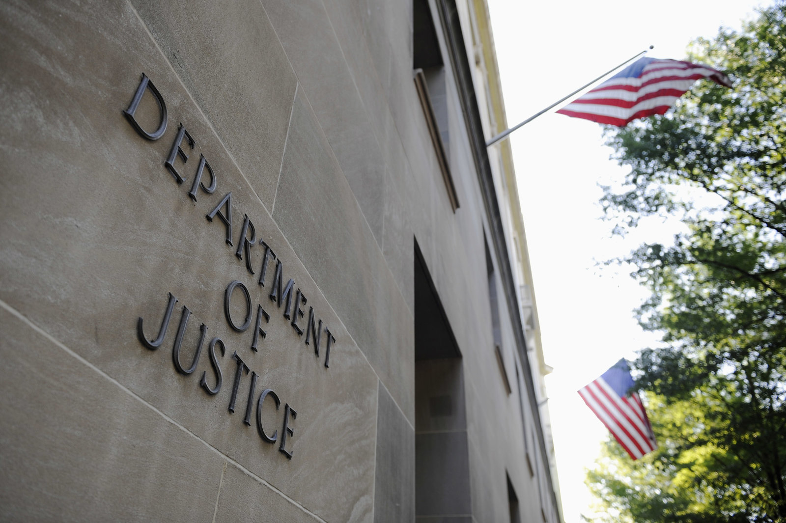The exterior of the U.S. Department of Justice headquarters building in Washington, July 14, 2009.    REUTERS/Jonathan Ernst    (UNITED STATES)