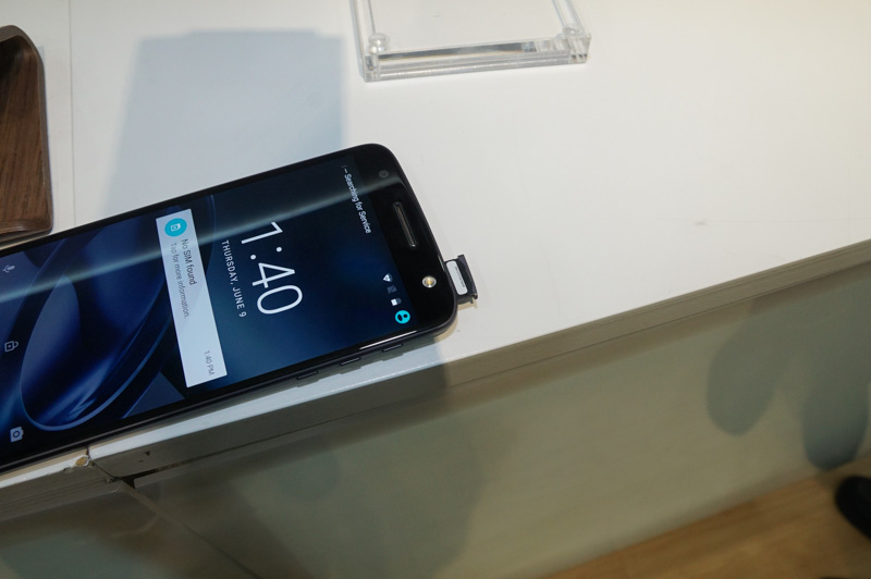 世界最薄 レノボ談 の新スマホ Moto Z 実機を見る 機能拡張カバー Moto Modsには多様な可能性 日本発売も計画中 Engadget 日本版