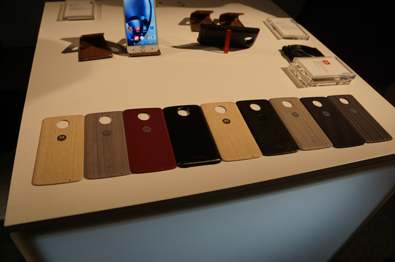 世界最薄 レノボ談 の新スマホ Moto Z 実機を見る 機能拡張カバー Moto Modsには多様な可能性 日本発売も計画中 Engadget 日本版