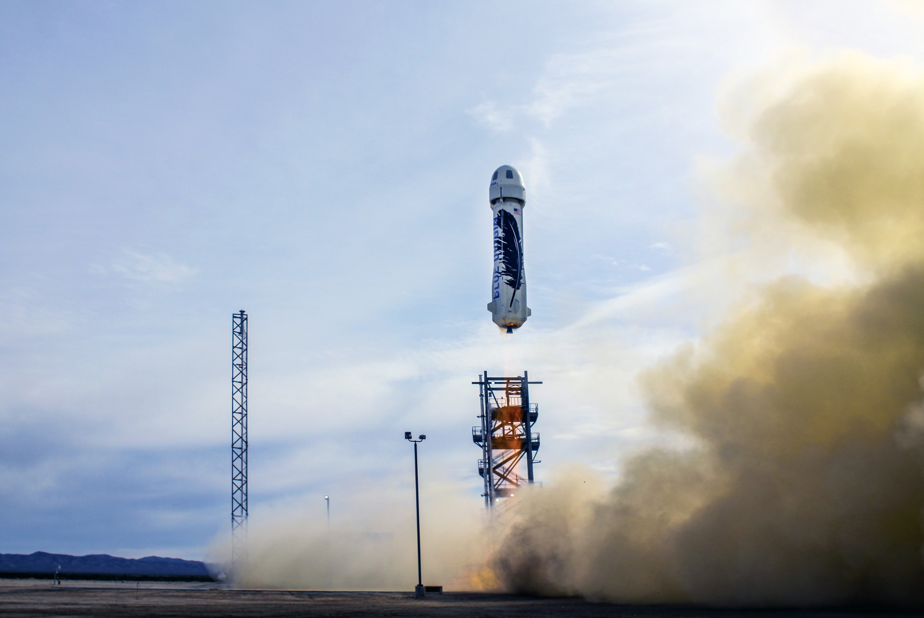 アマゾンceoの宇宙開発企業がロケットの垂直着陸に成功 イーロン マスクのspacexを出し抜く 動画 Engadget 日本版
