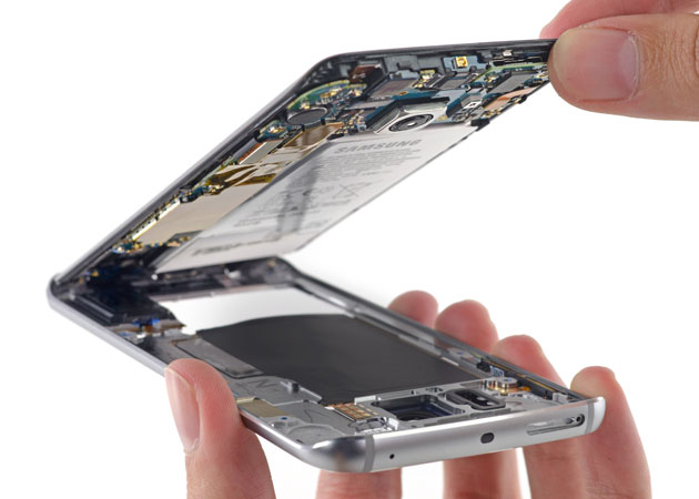 Samsung's Galaxy S6 Edge in mid-teardown