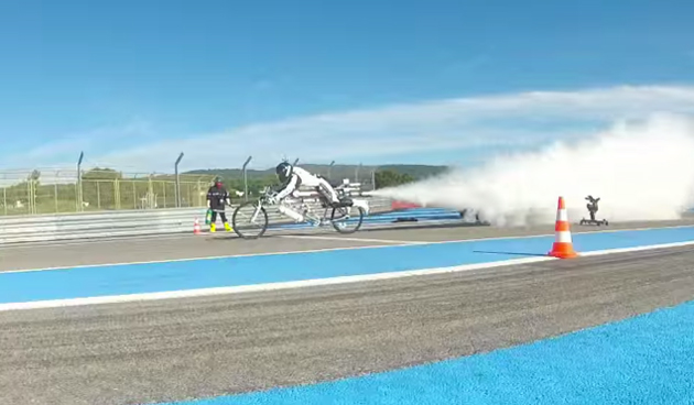 動画 フェラーリより速いロケット自転車 時速333kmで世界記録達成 Engadget 日本版