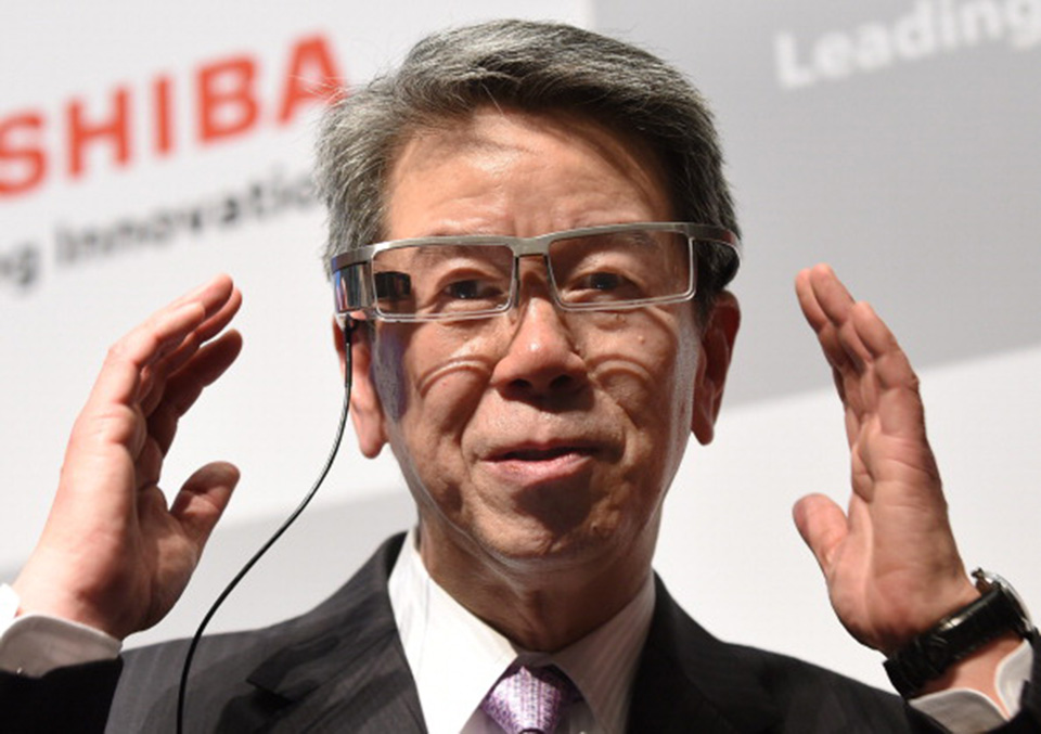 Toshiba CEO Hisao Tanaka using smart glasses