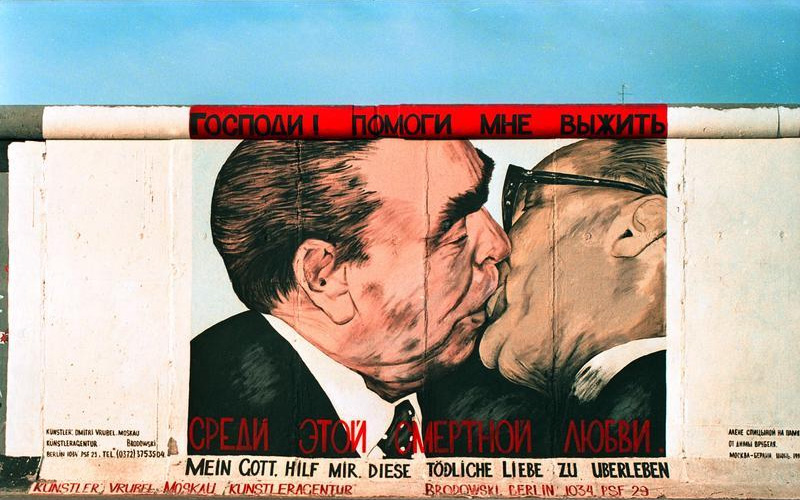 25.7.1991"East-Side-Gallery", gelegen zwischen der Jannowitzbrï¿½cke und der Oberbaumbrï¿½cke.Reste der Berliner Mauer, die nach der ï¿½ffnung von vorwiegend ostdeutschen Kï¿½nstlern auf der Ost-Seite bemalt wurden.