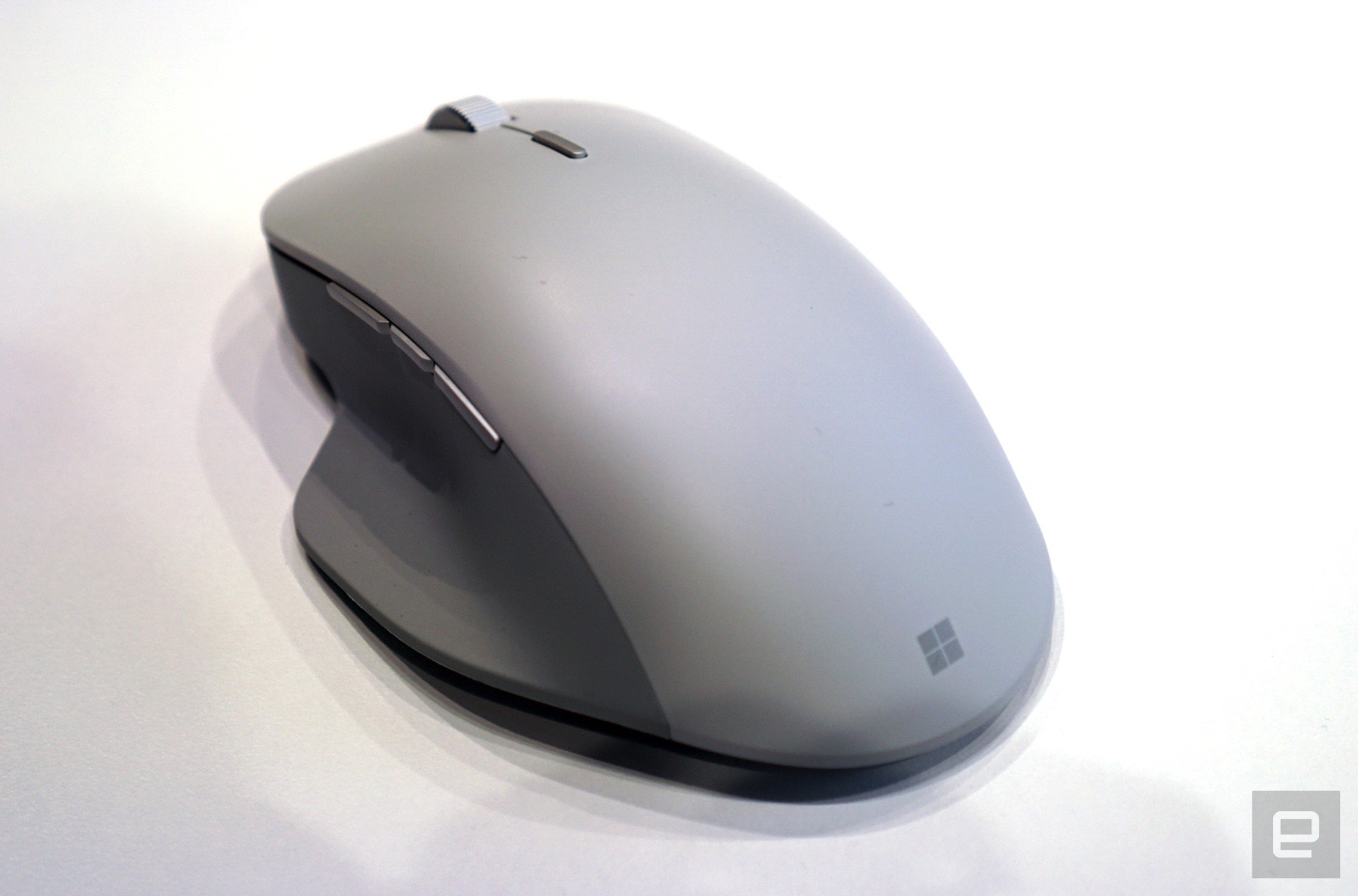 Ms最上位マウス Surface Precision Mouse発表 Bluetoothで3台シームレス接続 大型ホイールに6ボタンの高機能マウス Engadget 日本版