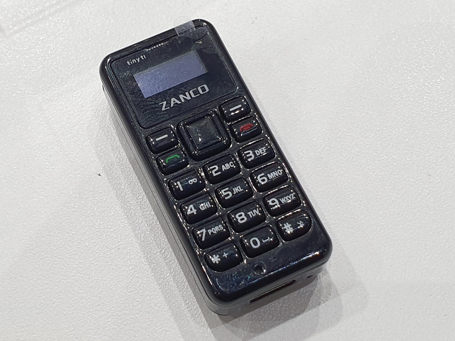 親指サイズの携帯電話 世界最小ケータイ Tiny T1 の実機を触ってみた Mwc19la Engadget 日本版