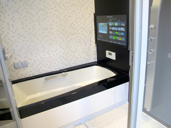 Lixilの豪華風呂 Spage 体験 32型テレビ 専用音響を4mm厚の肩湯で楽しむ 自宅で夢の癒やし空間 Engadget 日本版