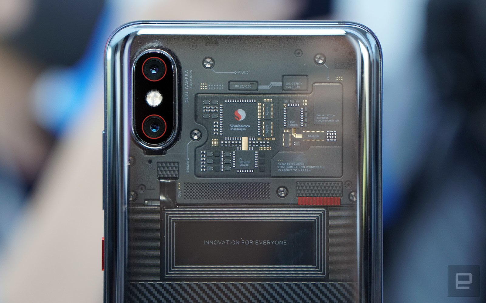 背面が透けているmi 8 Explorer Edition 見えているのはダミー回路 Engadget 日本版